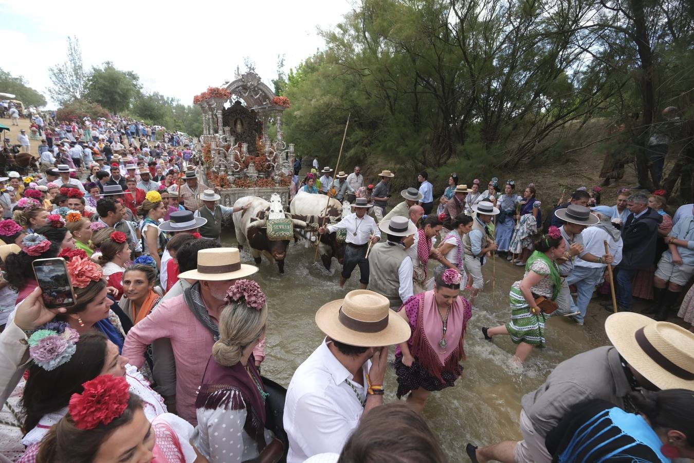 El Simpecado de la Hermandad del Rocío de Sevilla pasa el vado del Quema camino a Almonte 