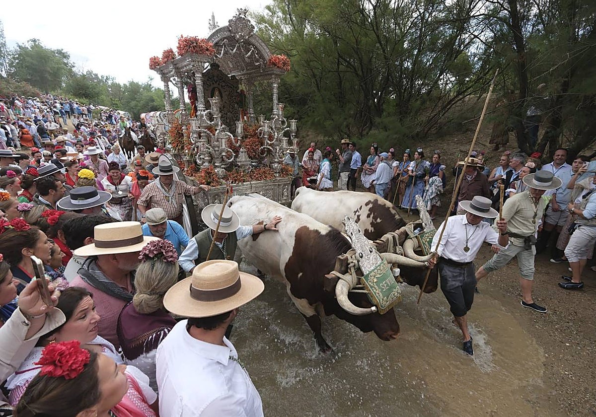 El Simpecado de la Hermandad del Rocío de Sevilla pasa el vado del Quema camino a Almonte