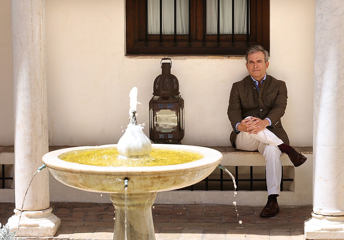 El empresario, en uno de los patios de su hotel de la Judería