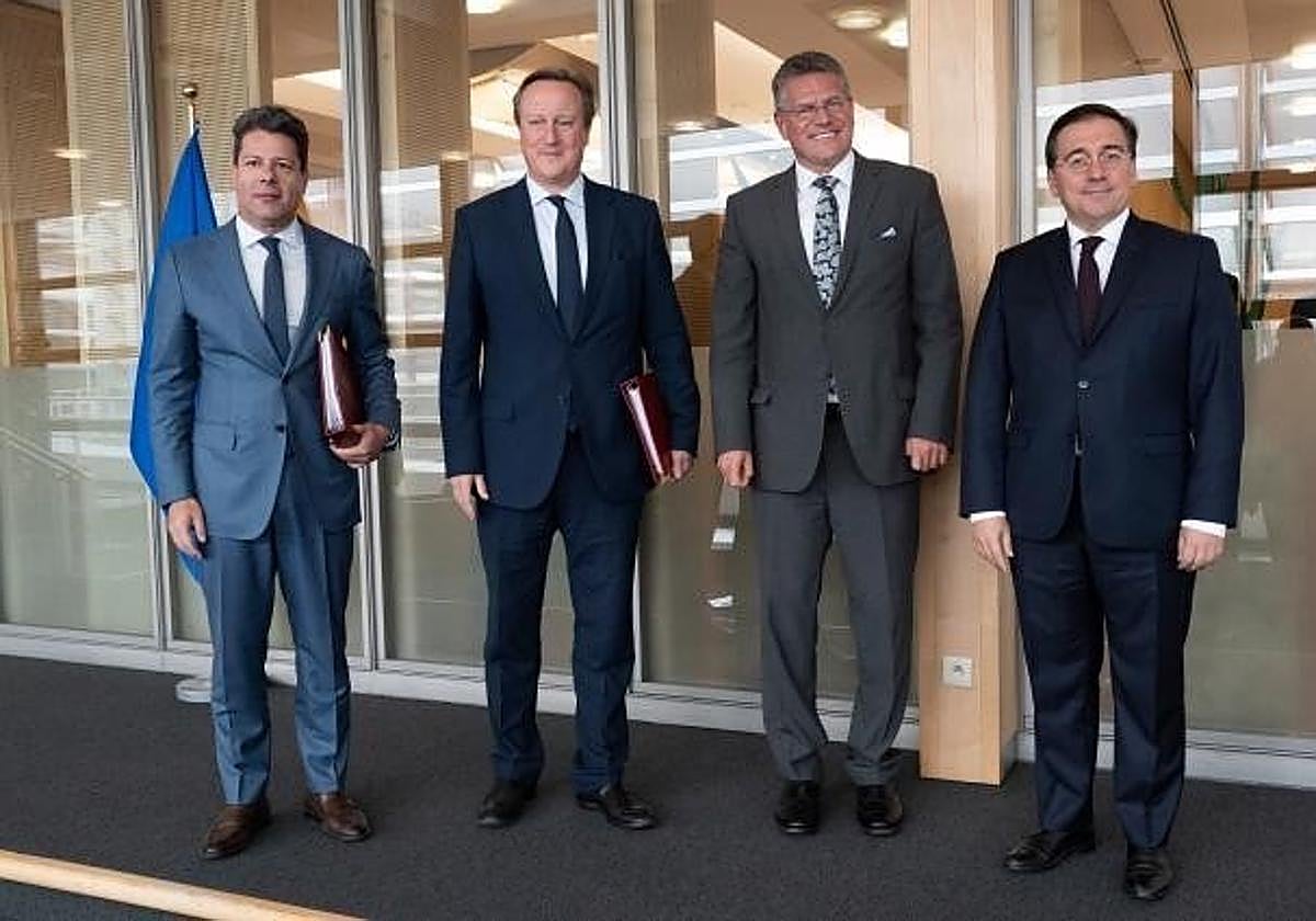 De izquierda a derecha Fabián Picardo, David Cameron, Maros Sefcovic y José Manuel Albares