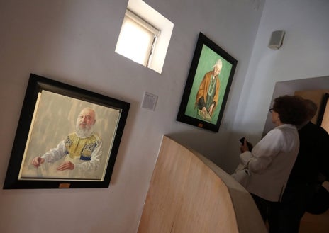 Imagen secundaria 1 - En la imagen superior. Diversos elementos de la infancia que se pueden ver en el Museo del Niño. Abajo a la izquierda, obras en el museo Sefardí de Toledo. A la derecha, una zafa de losa del siglo XVIII, expuesta en Hellín (Albacete)