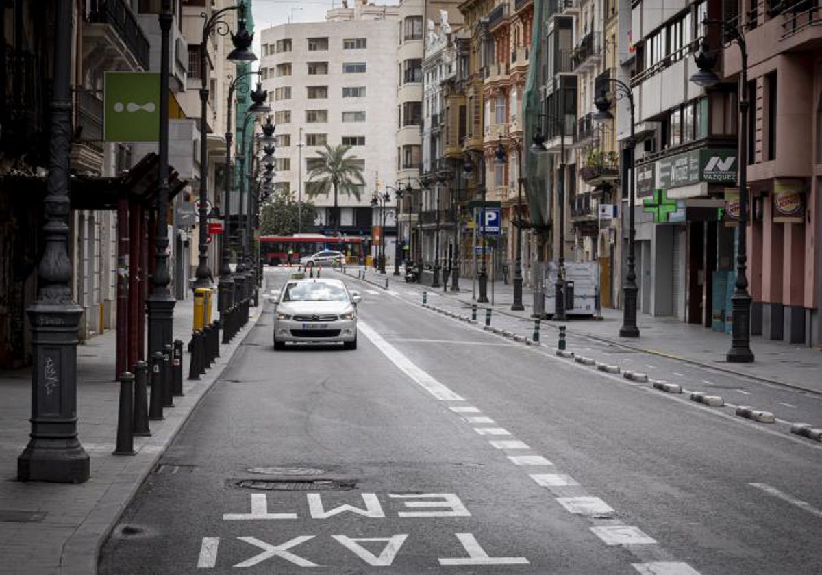 Imagen de archivo de un taxi en el centro de Valencia