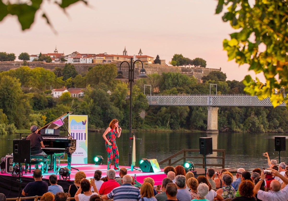 Una de las actuaciones del festival Ikfem, junto al Miño, en imagen de archivo