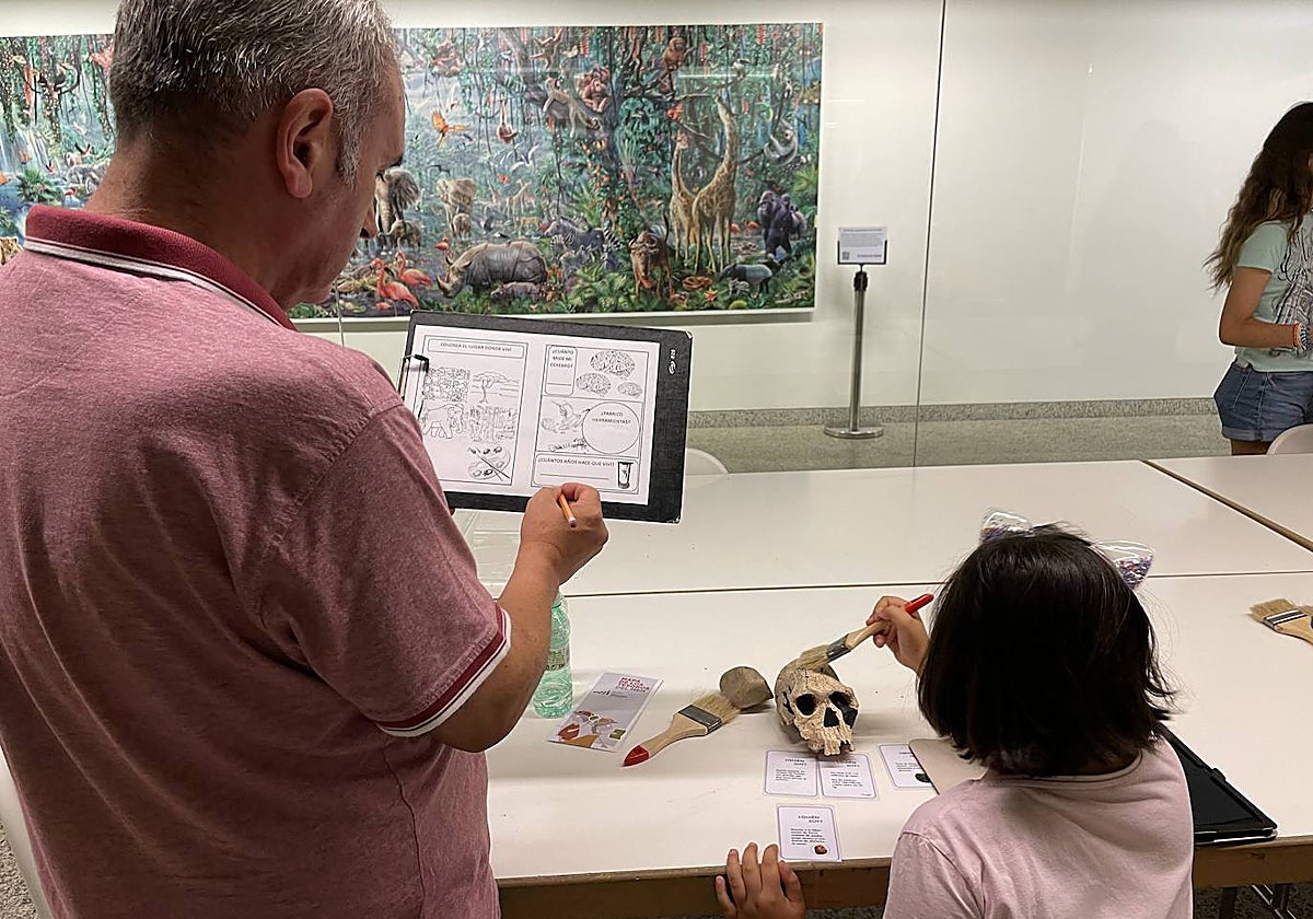 Actividad familiar desarrollada en el Museo de la Evolución Humana