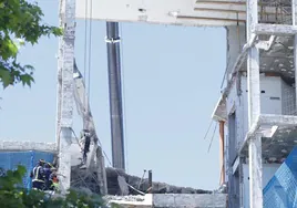Los bomberos, en el edificio que se derrumbó en Cardenal Herrera Oria