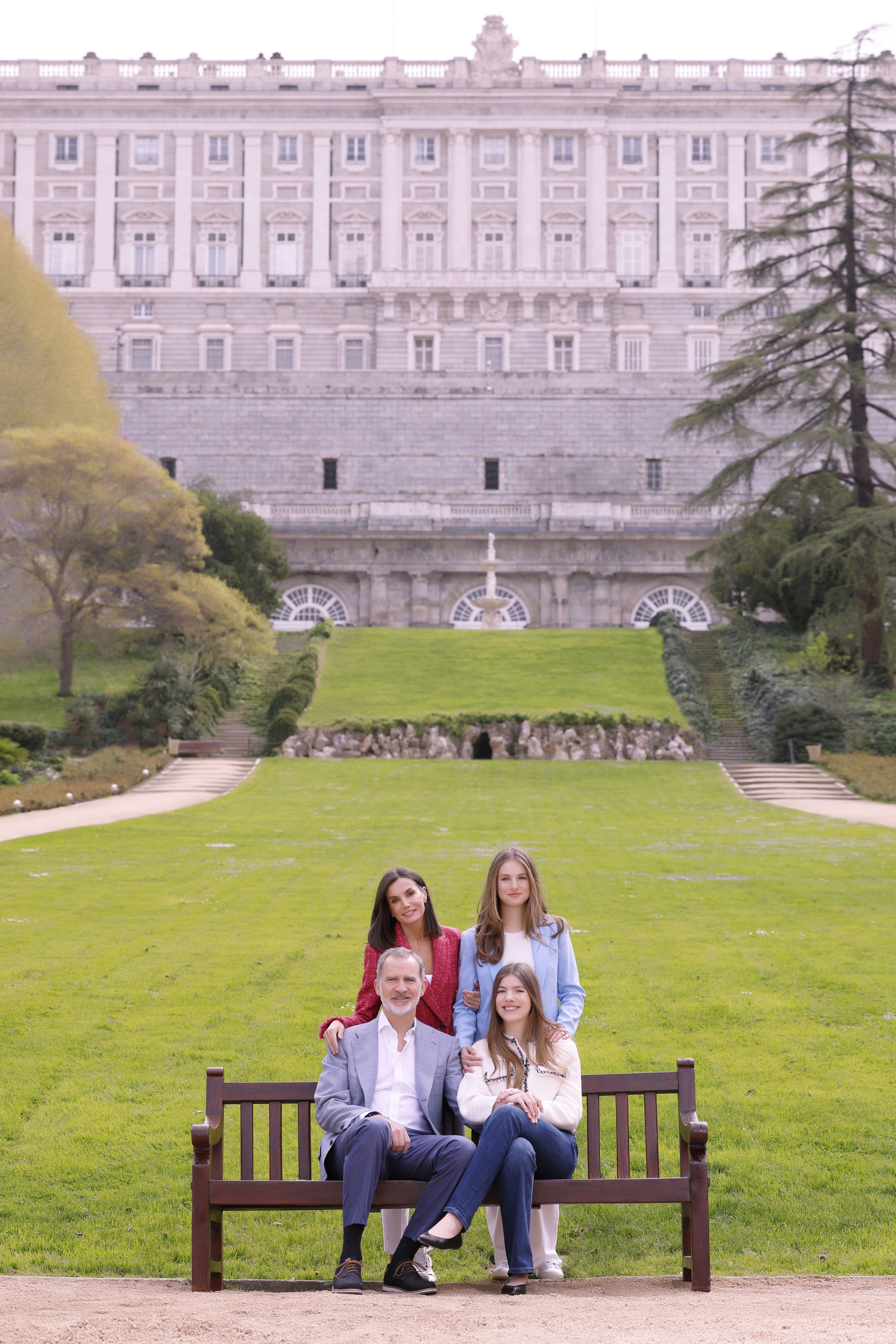 El Palacio Real sirve como telón de fondo para la Familia Real