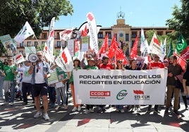 Más de un millar de profesores piden a la Junta el fin de los recortes en Educación