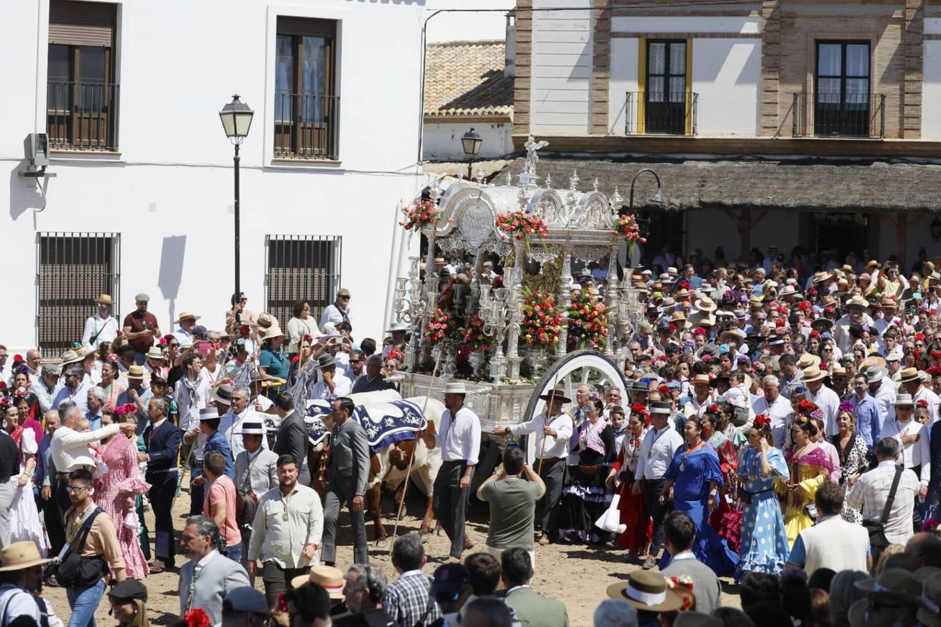 Presentación de la hermandad de La Palma del Condado ante la Virgen del Rocío