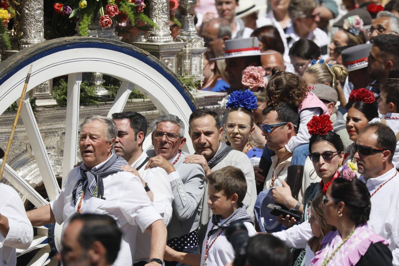 Presentación de la hermandad de La Palma del Condado ante la Virgen del Rocío