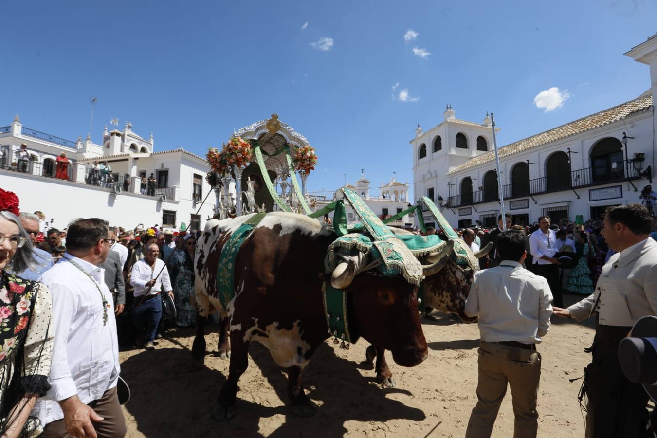 Presentación de la hermandad de Pilas ante la Virgen del Rocío