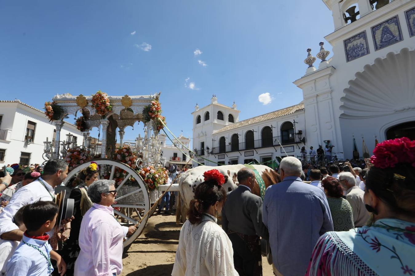 Presentación de la hermandad de Pilas ante la Virgen del Rocío