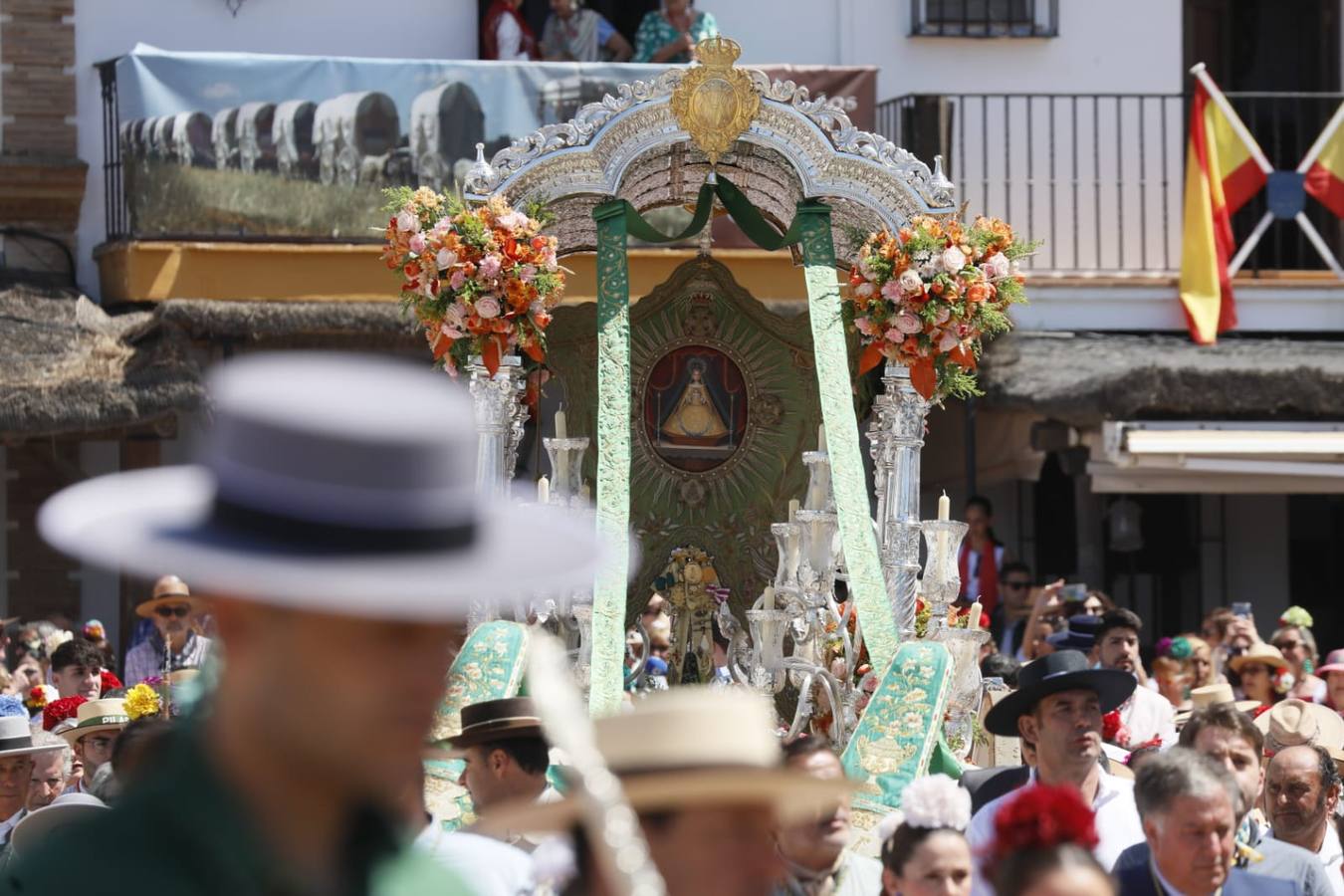 Presentación de la hermandad de Pilas ante la Virgen del Rocío