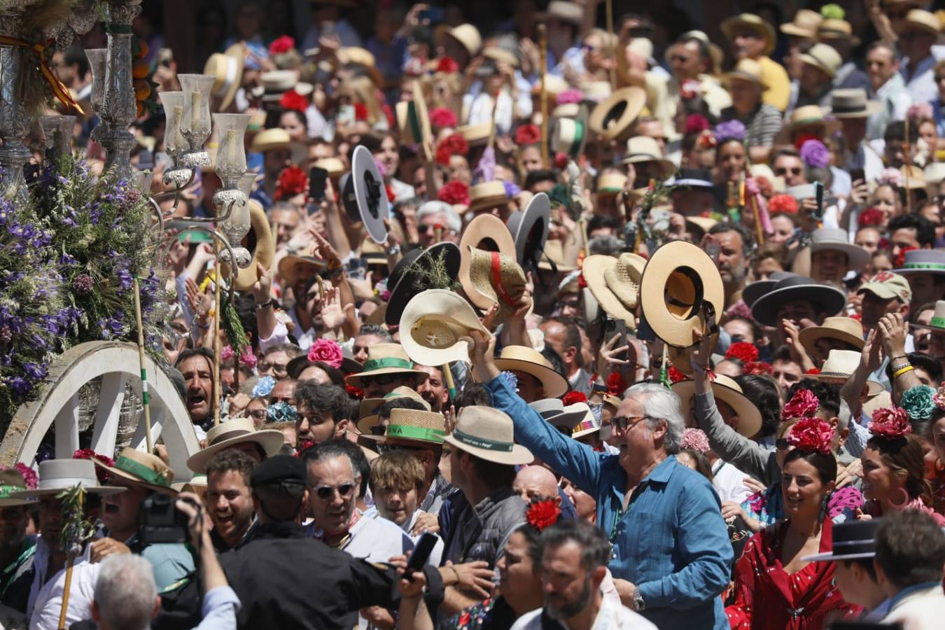 Presentación de la hermandad de Triana ante la Virgen del Rocío