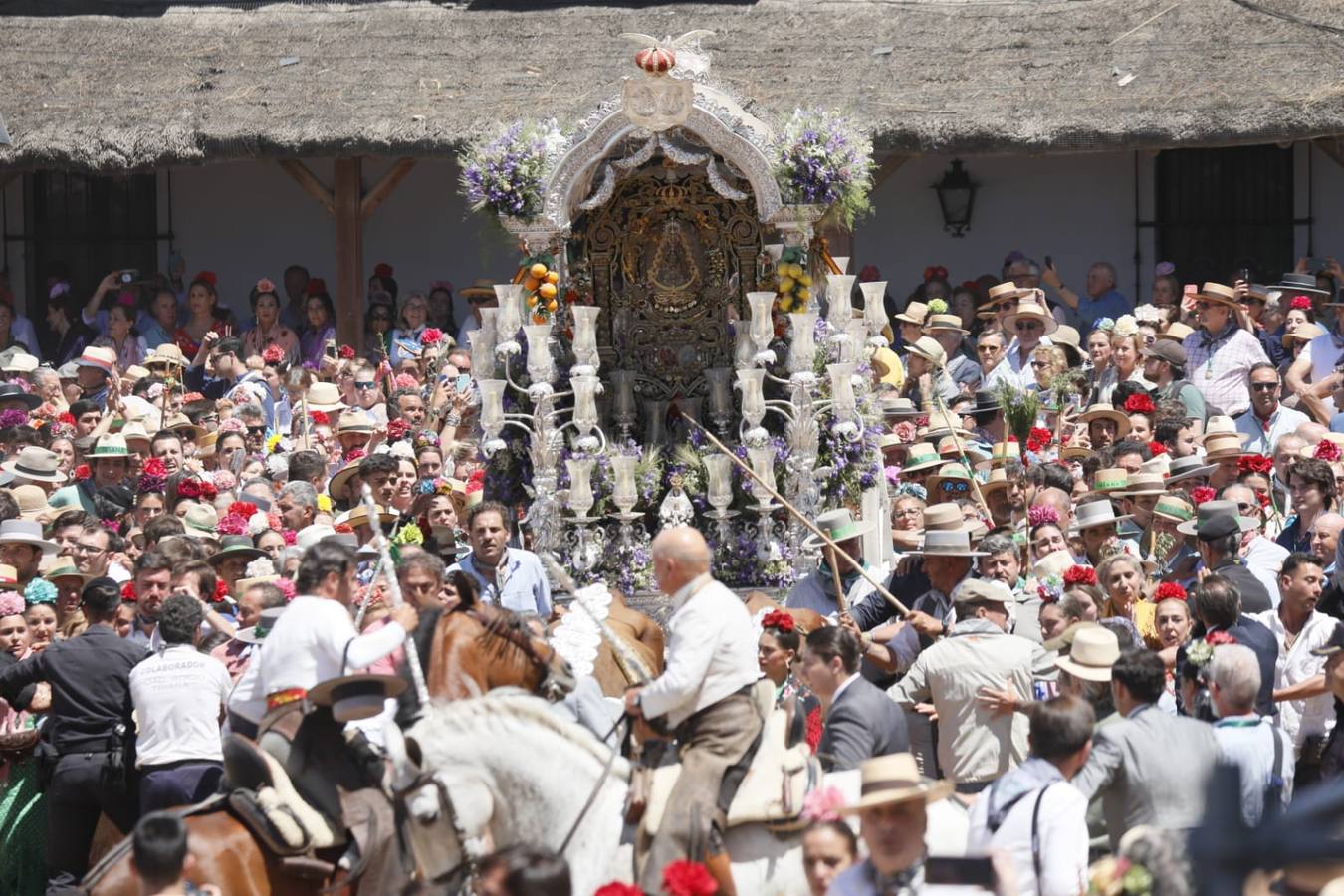 Presentación de la hermandad de Triana ante la Virgen del Rocío