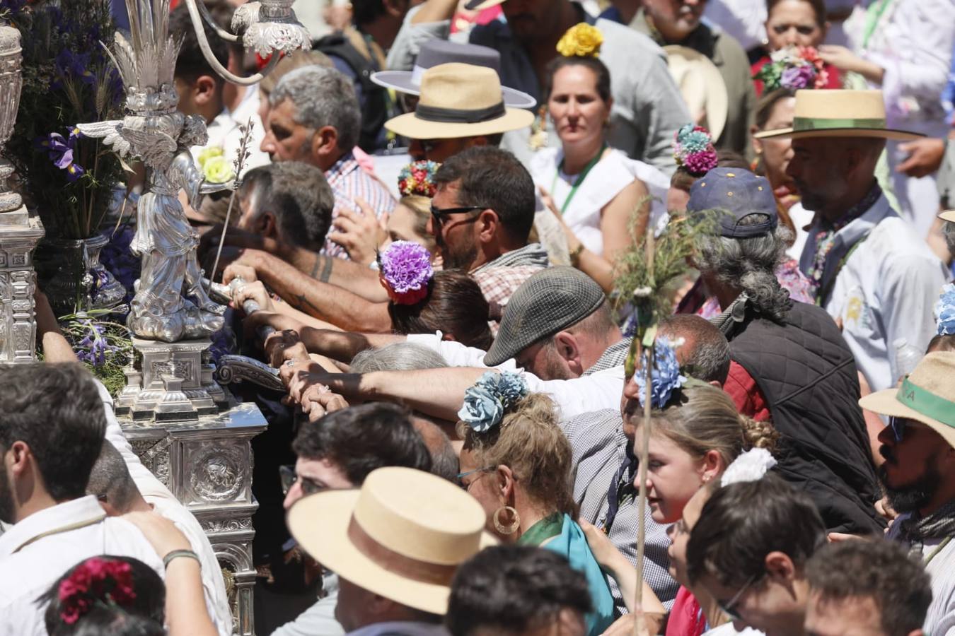 Presentación de la hermandad de Triana ante la Virgen del Rocío