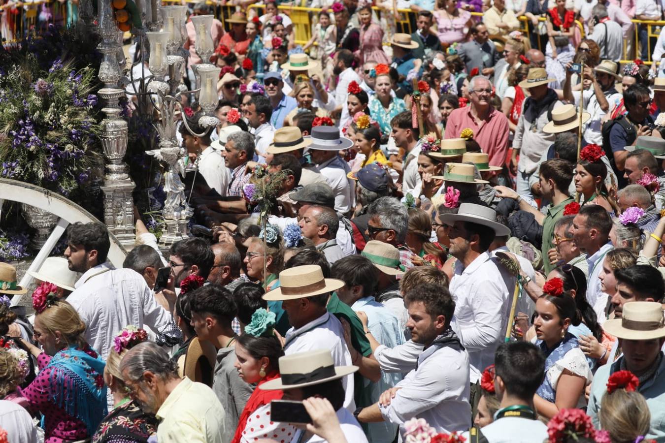 Presentación de la hermandad de Triana ante la Virgen del Rocío