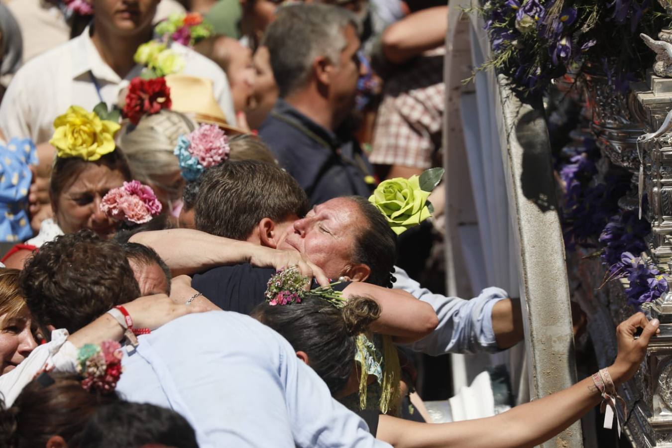 Presentación de la hermandad de Triana ante la Virgen del Rocío