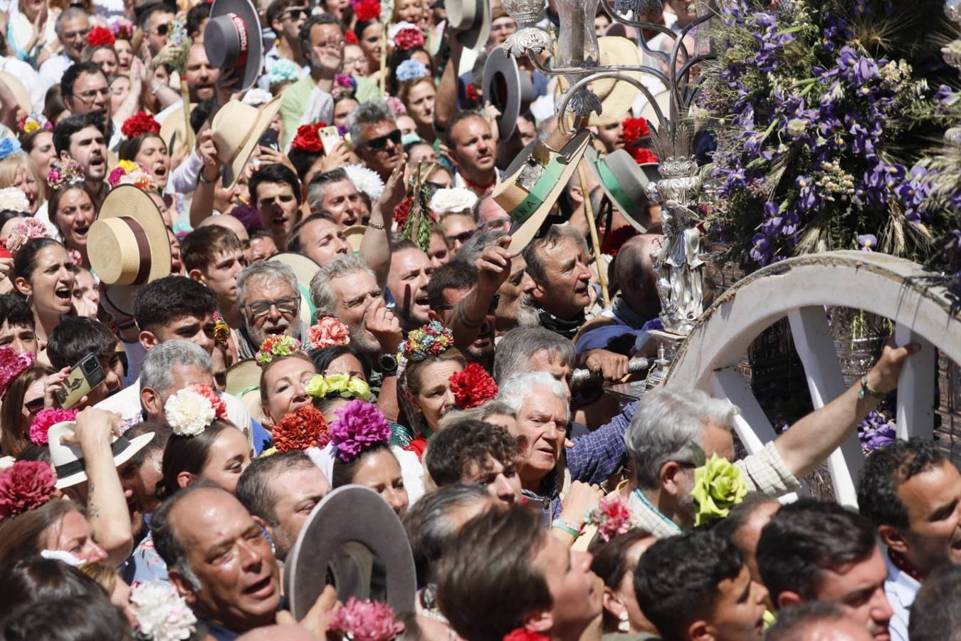 Presentación de la hermandad de Triana ante la Virgen del Rocío