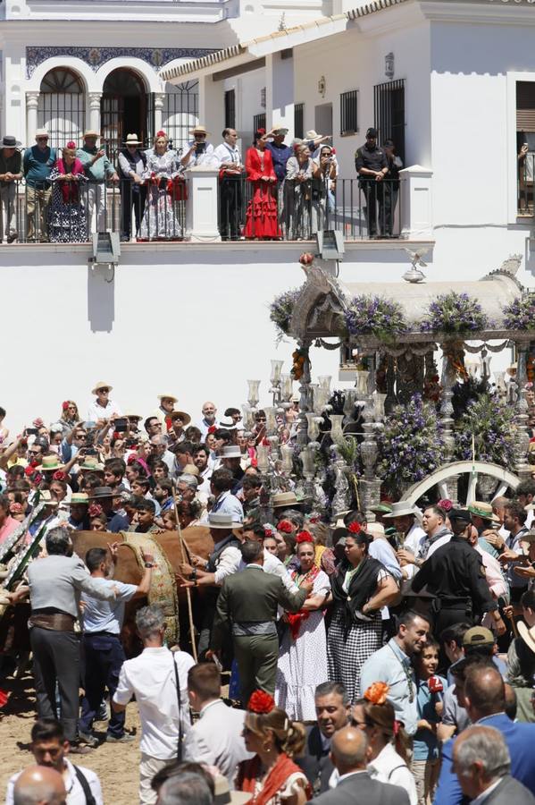 Presentación de la hermandad de Triana ante la Virgen del Rocío