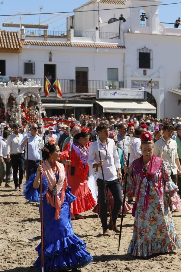 Presentación de la hermandad de Villamanrique ante la Virgen del Rocío