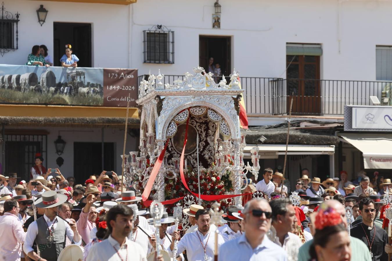 Presentación de la hermandad de Villamanrique ante la Virgen del Rocío