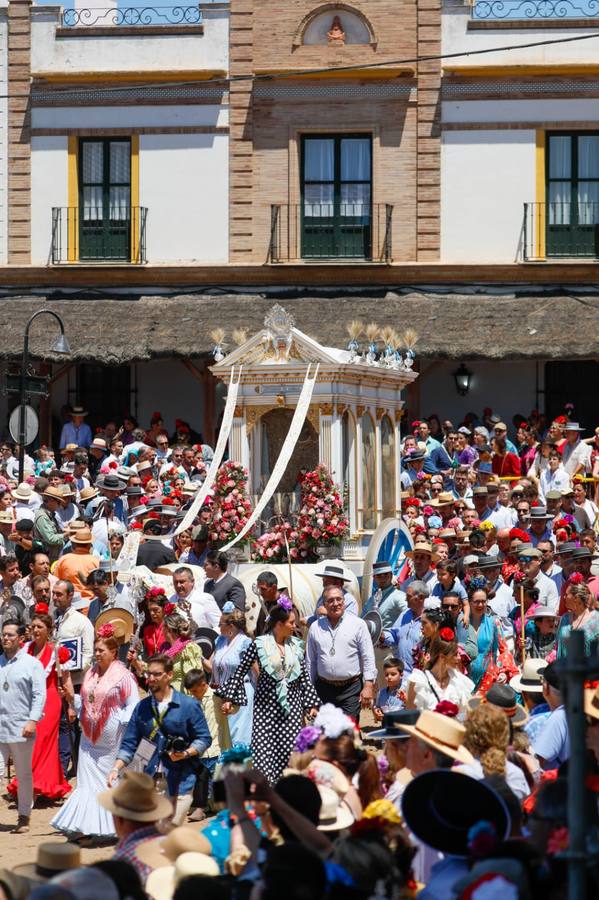 Presentación de la hermandad de Umbrete ante la Virgen del Rocío