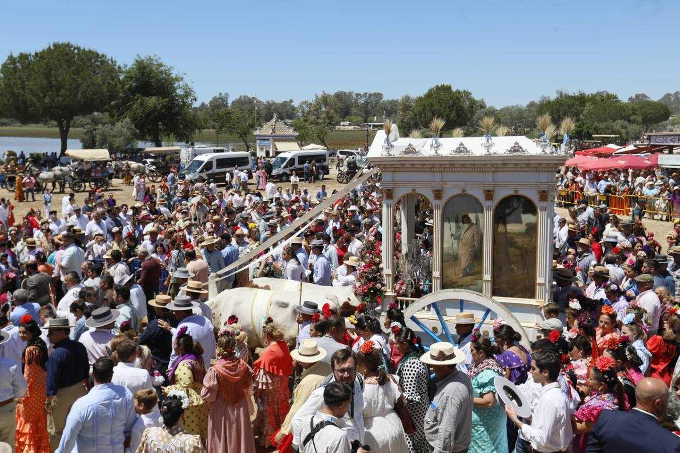 Presentación de la hermandad de Umbrete ante la Virgen del Rocío