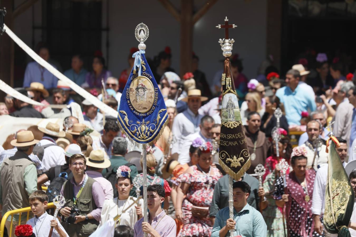 Presentación de la hermandad de Umbrete ante la Virgen del Rocío