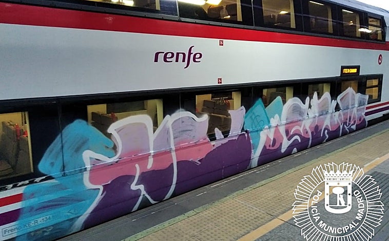 Imagen principal - Los grafiteros volvieron a hacer de las suyas esta semana en Metro y Cercanías. Parte de las pintadas que realizaron en un tren de Renfe; un grupos de vándalos 'decorando' un convoy de Metro; y otro joven retratrado en plena acción por un pasajero