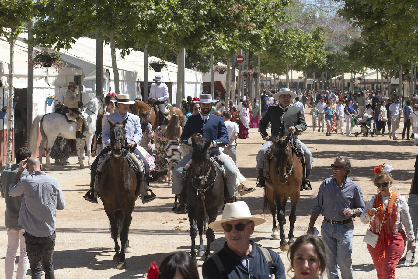 Fotos: El Arenal abarrotado en el primer sábado de la Feria de Córdoba