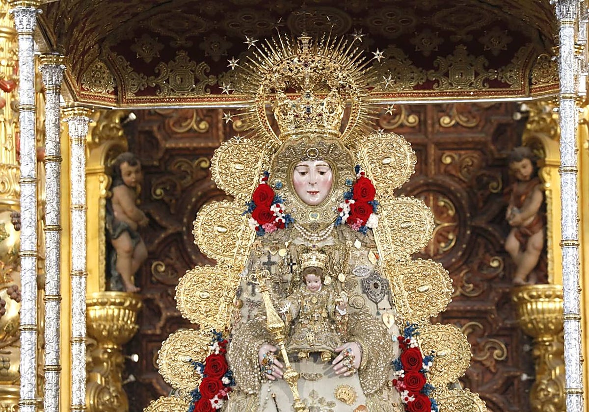 La Virgen del Rocío espera a sus hermandades filiales durante la jornada del sábado