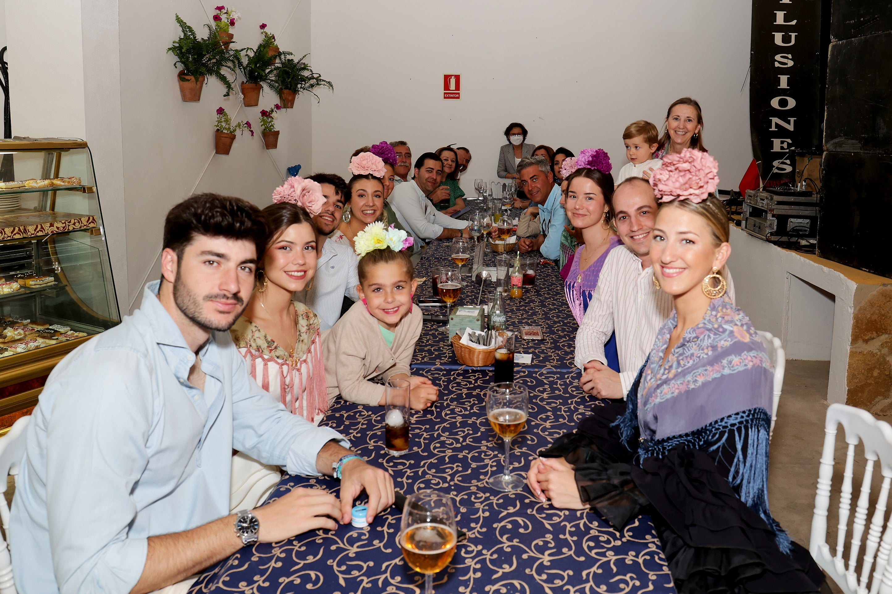 Las imágenes del ambiente en las casetas el domingo de la Feria de Córdoba (I)