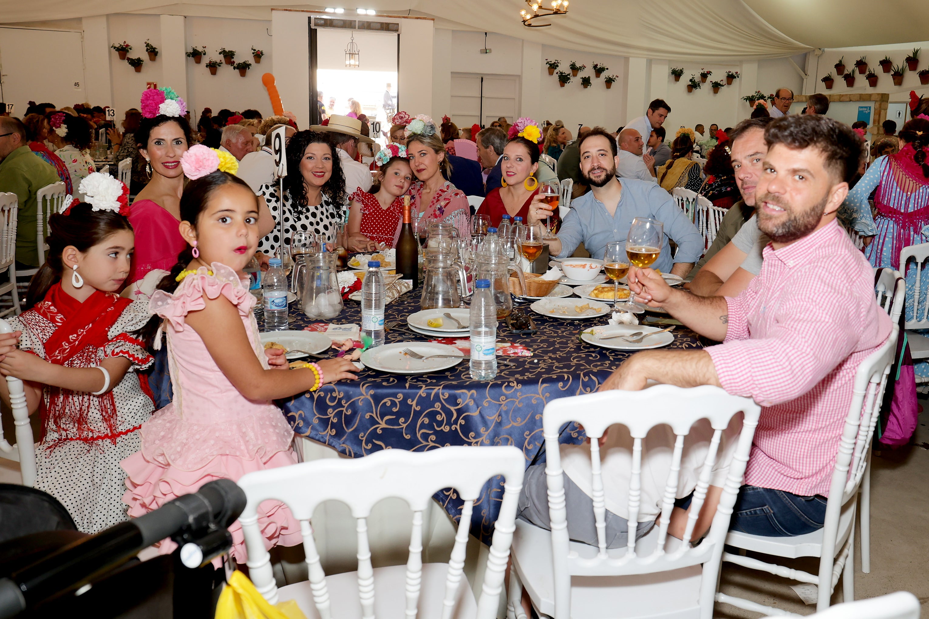 Las imágenes del ambiente en las casetas el domingo de la Feria de Córdoba (I)