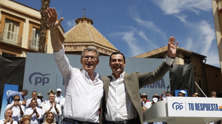 Feijóo con Juanma Moreno durante el acto