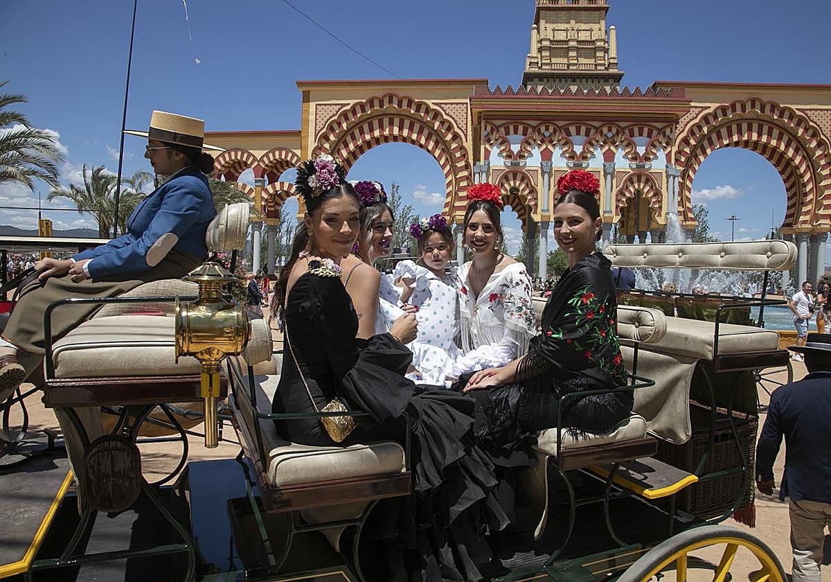 Una familia, en un coche de caballos este domingo en la Feria de Córdoba