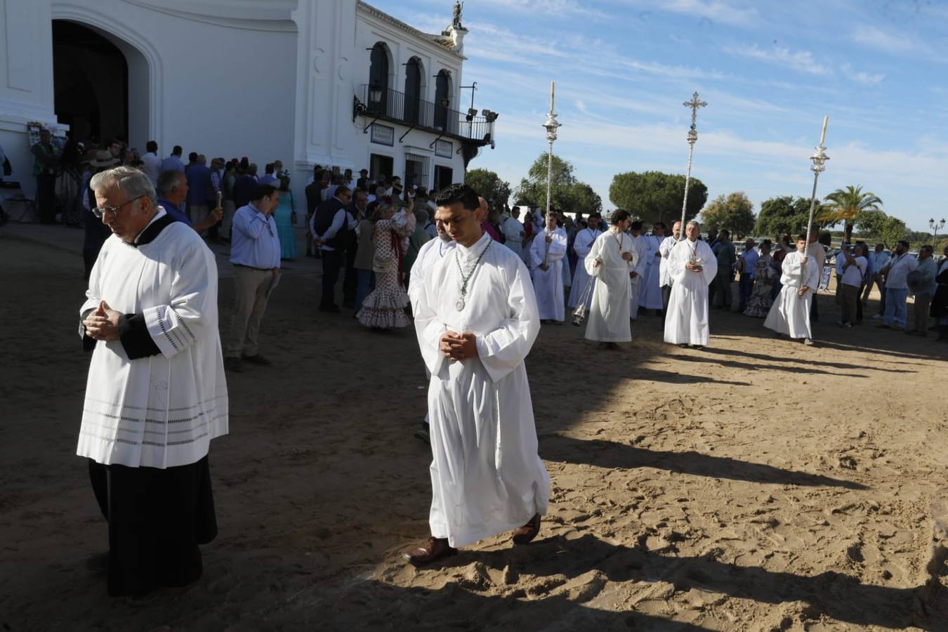 Misa pontifical durante la romería del Rocío de 2024