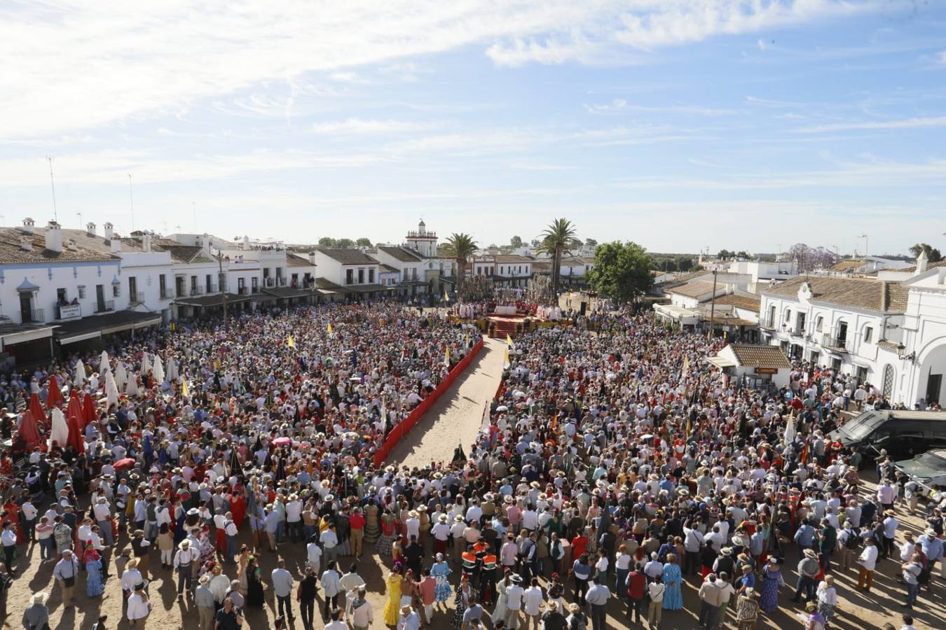 Misa pontifical durante la romería del Rocío de 2024