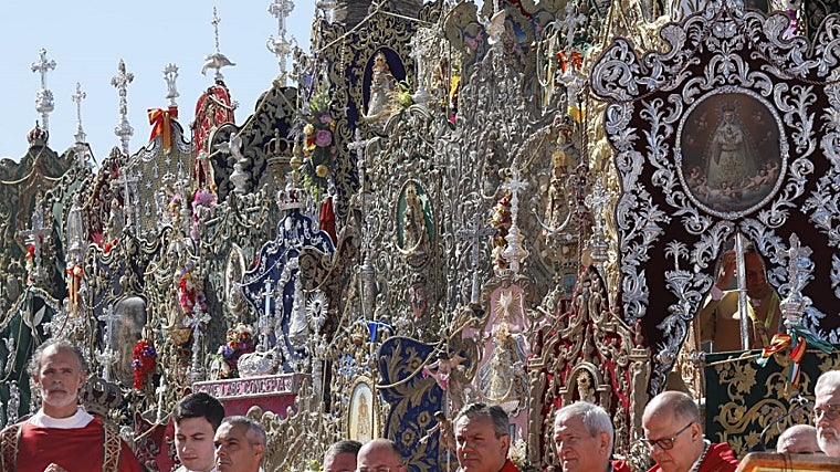 Los simpecados de las hermandades filiales presidiendo la misa de Pentecostés