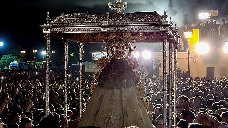 La Virgen del Rocío recorre la aldea en tiempo y forma