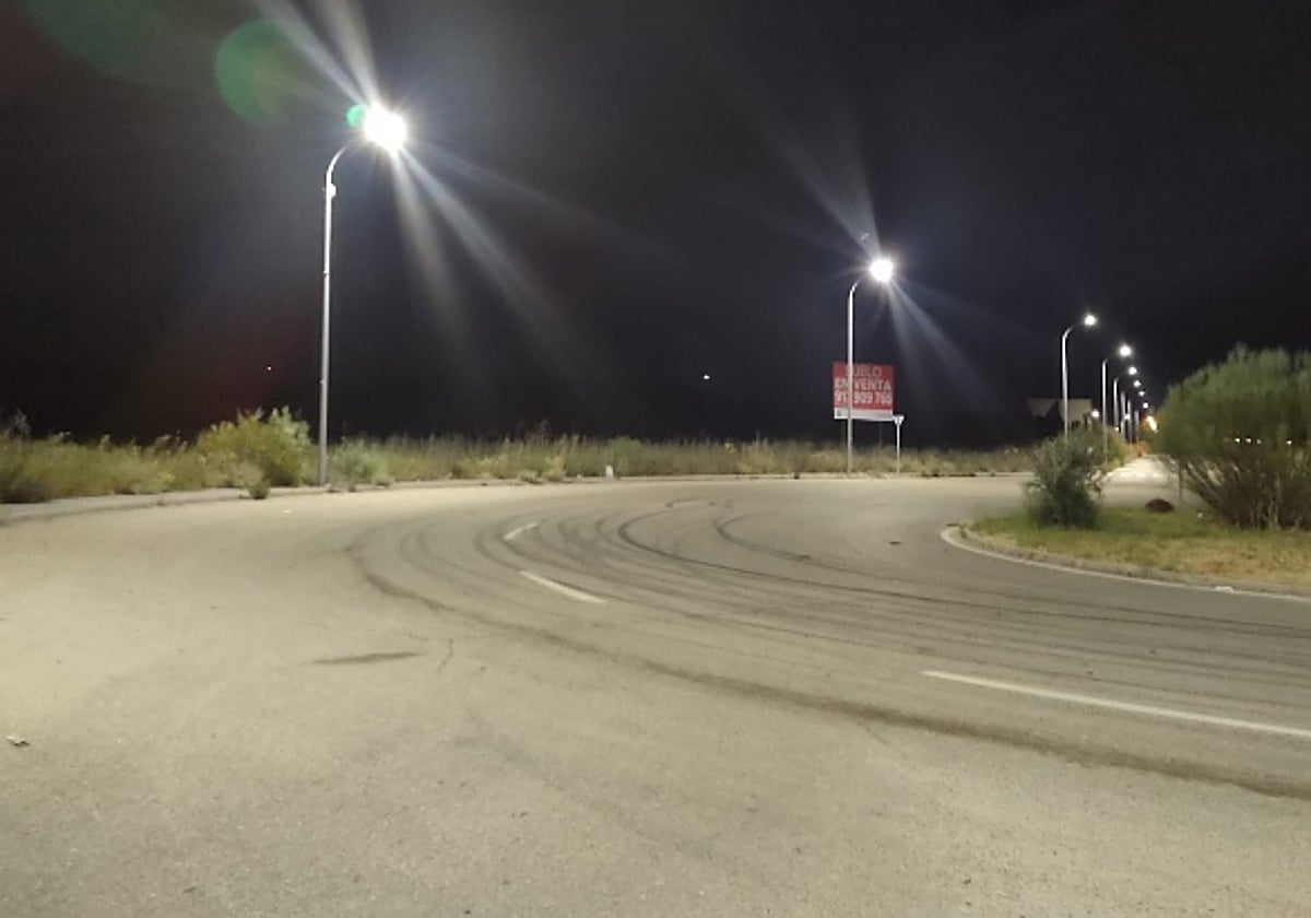 Rodaduras de neumáticos en una curva del polígono. En el vídeo, una de las concentraciones