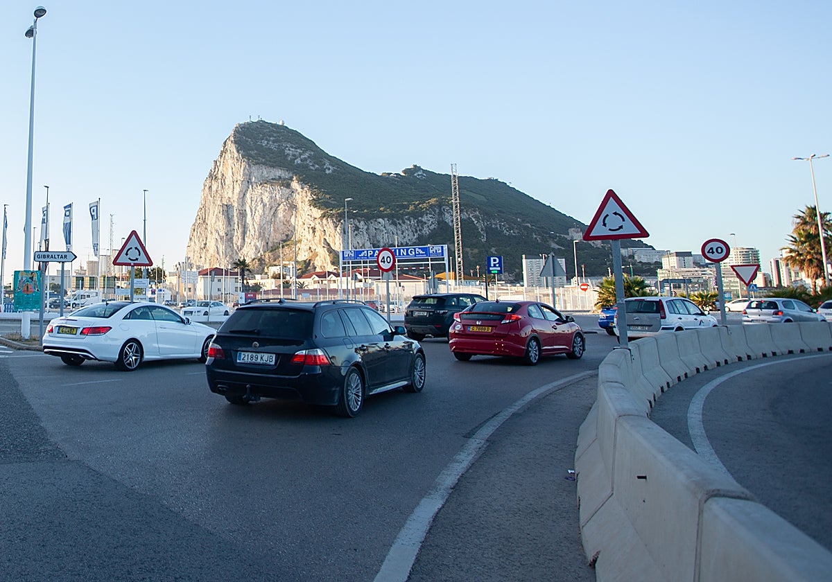 Imagen de la habitual cola de coches para entrar en Gibraltar