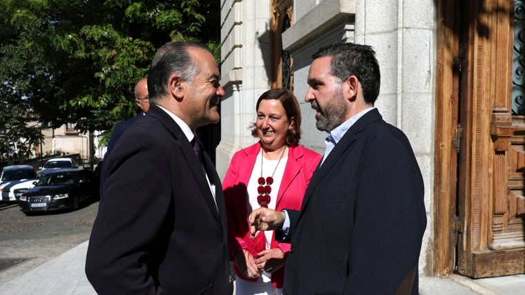 Gregorio conversa con el vicepresidente Joaquín Romera en presencia de Cedillo