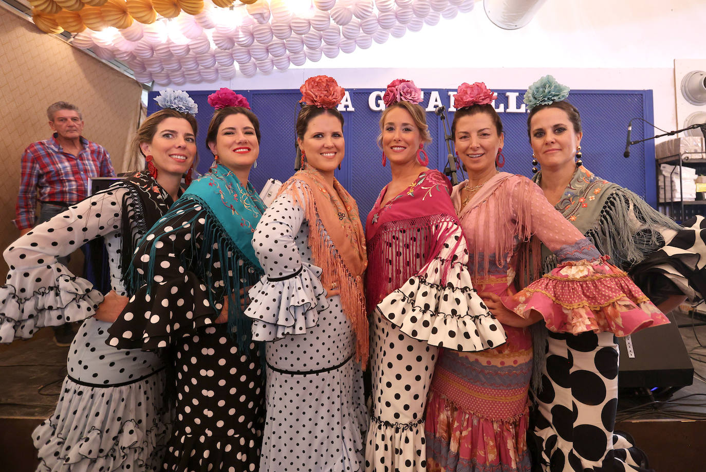 Las imágenes del ambiente en las casetas este lunes en la Feria de Córdoba (I)