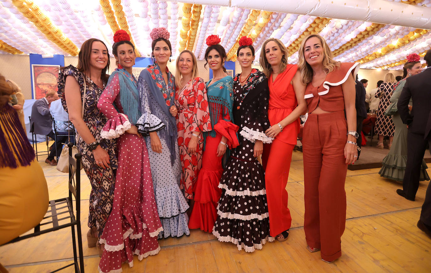 Las imágenes del ambiente en las casetas este lunes en la Feria de Córdoba (I)