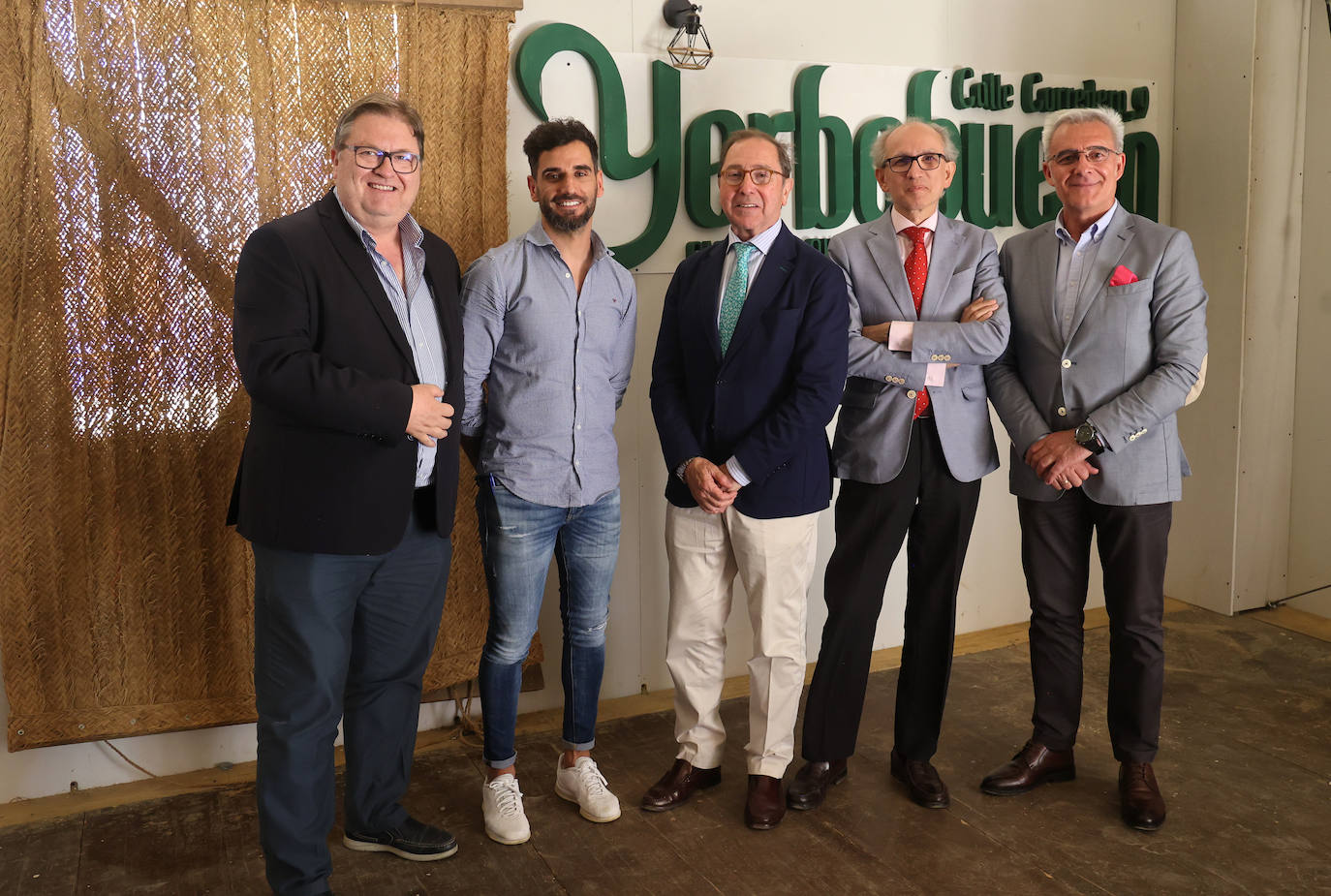 Las imágenes del ambiente en las casetas este lunes en la Feria de Córdoba (I)