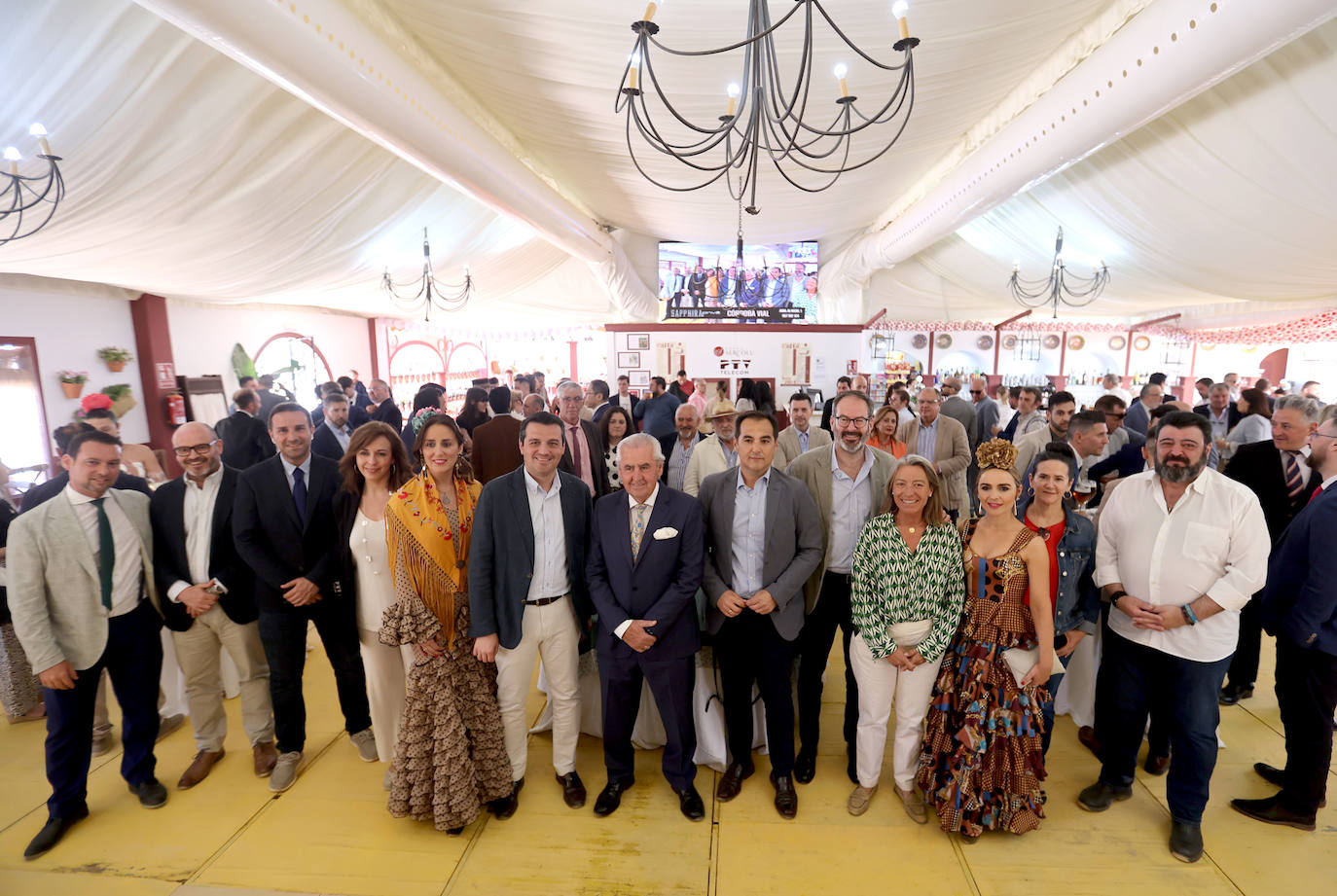 Las imágenes del ambiente en las casetas este lunes en la Feria de Córdoba (I)