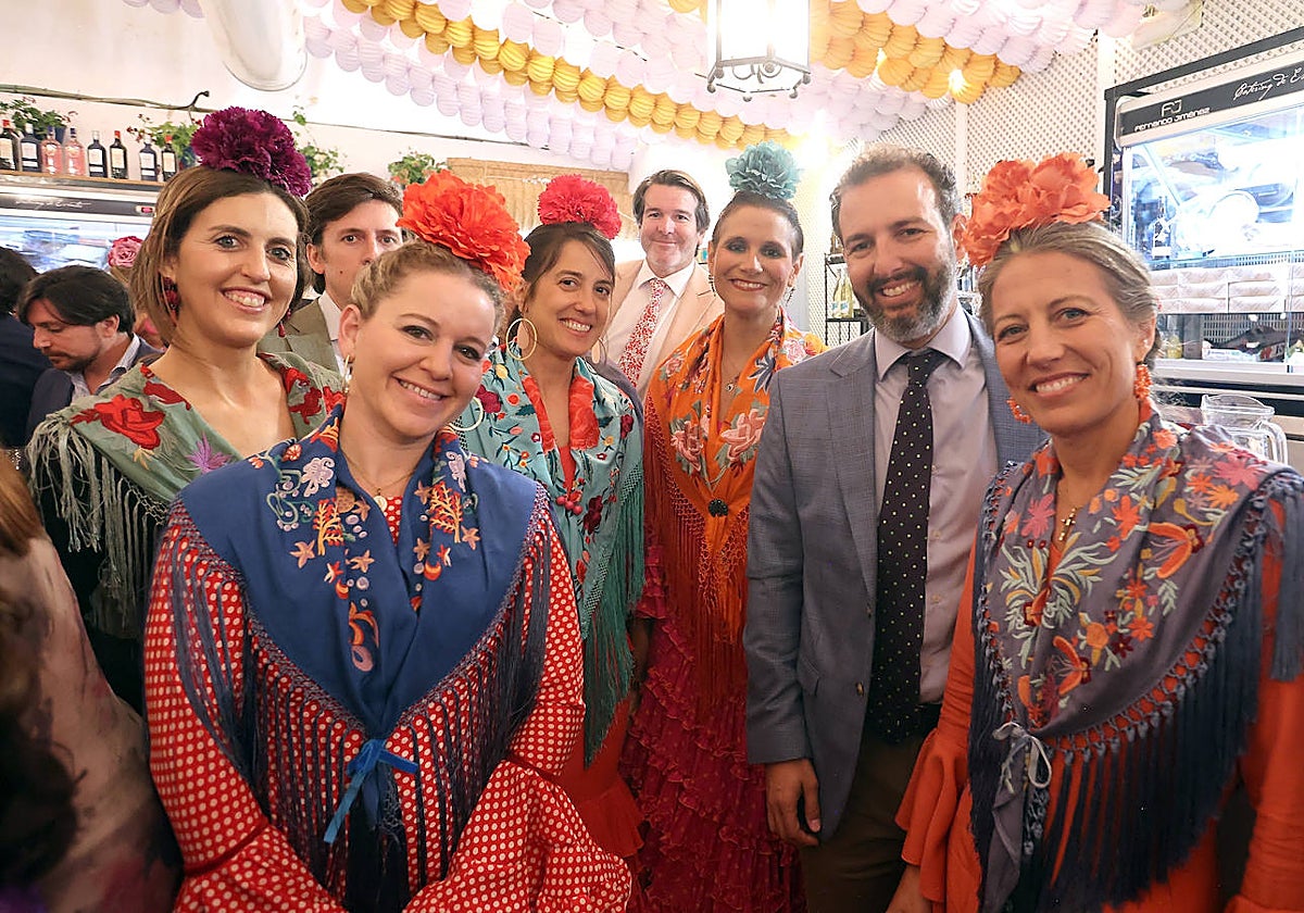 Un grupo de amigos, en una caseta de la Feria de Córdoba
