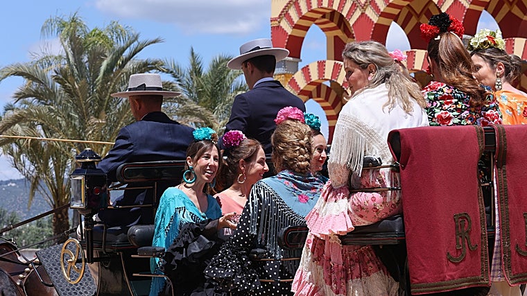 Un grupo de mujeres en un coche de caballos