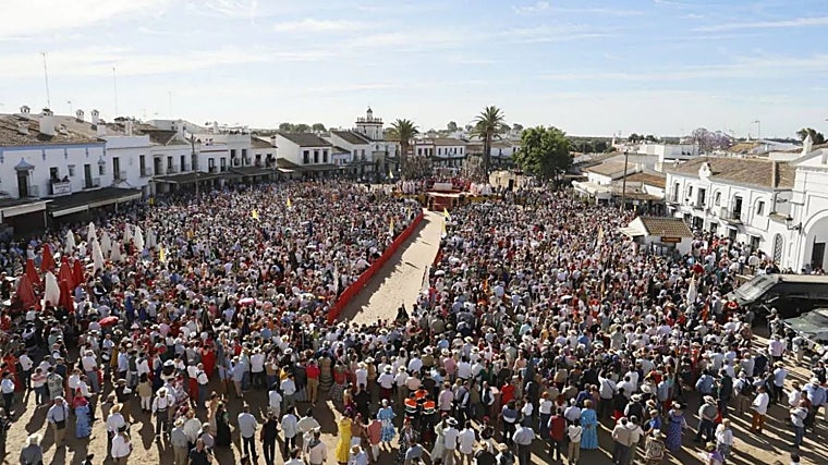 Misa pontifical durante la romería del Rocío de 2024