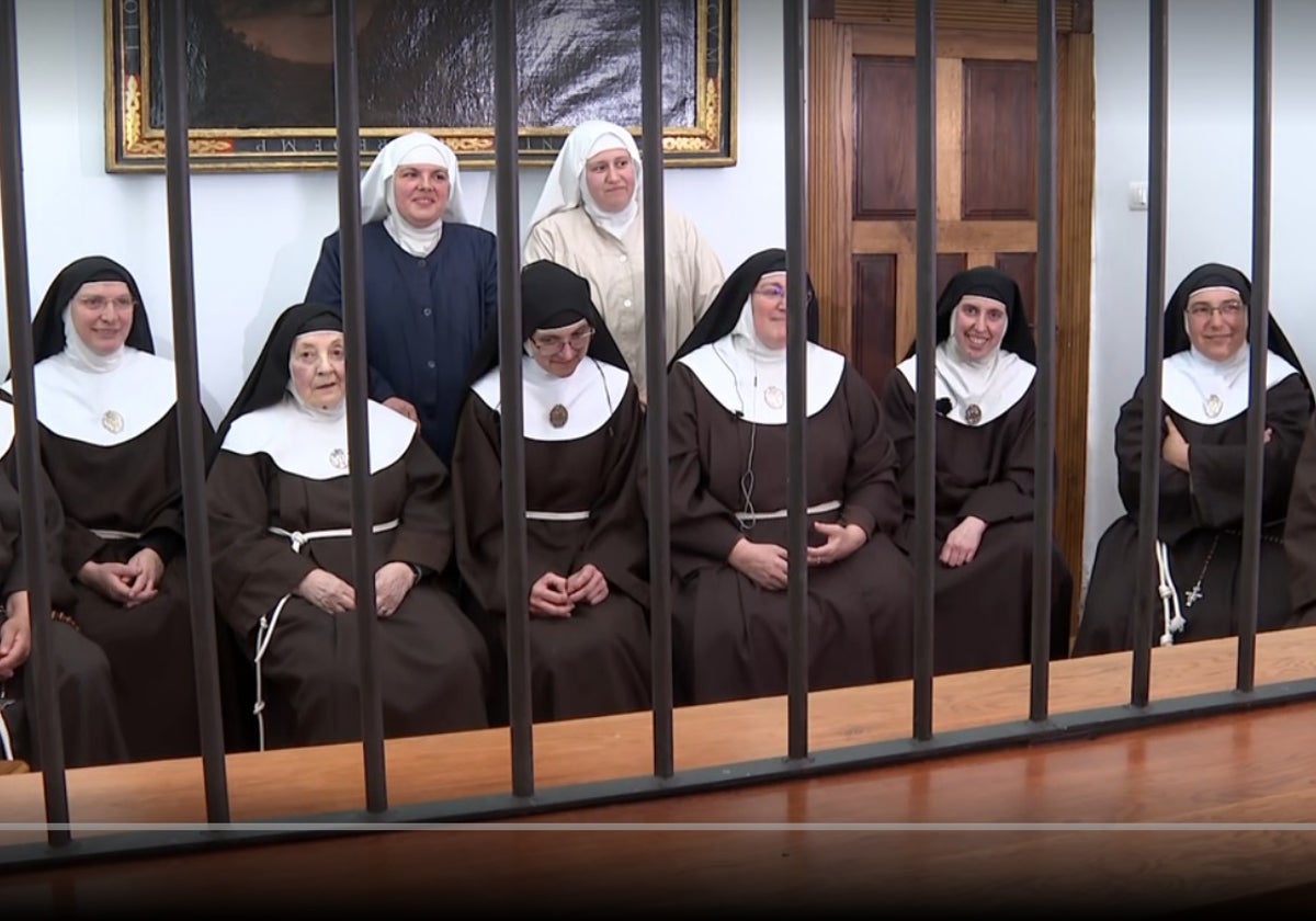 Monjas de Belorado tras la reja del locutorio durante la emisión del programa de Ana Rosa de Telecinco